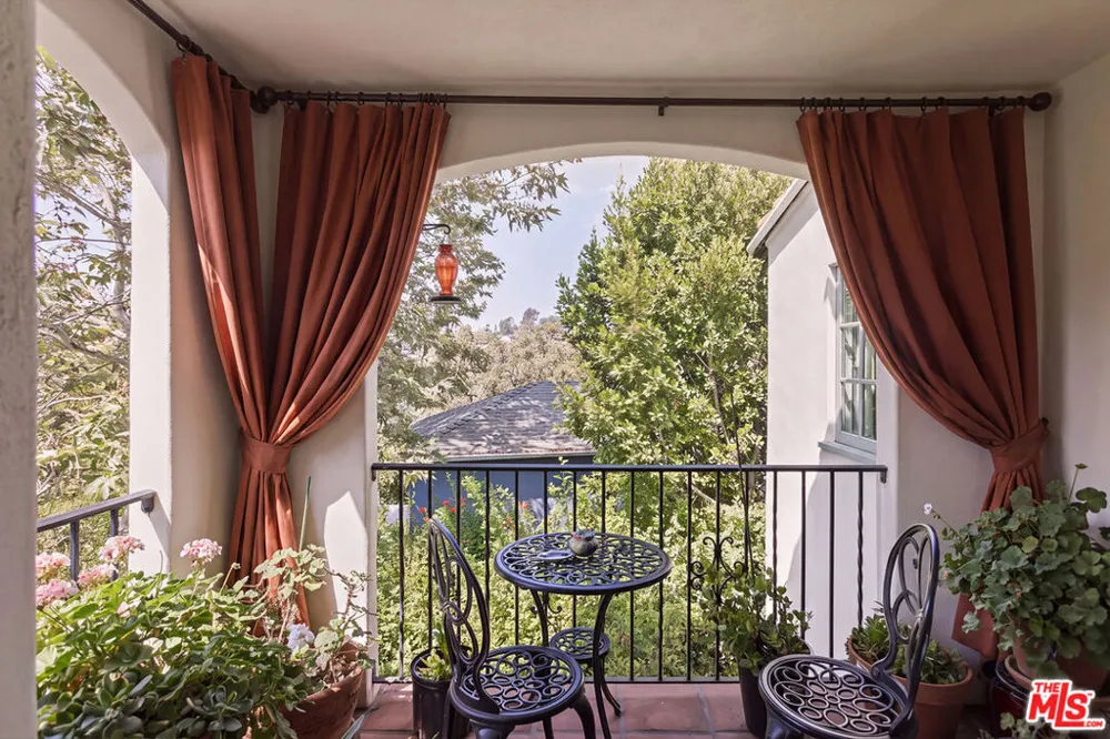 3145 La Suvida Drive Los Angeles, CA 90068
