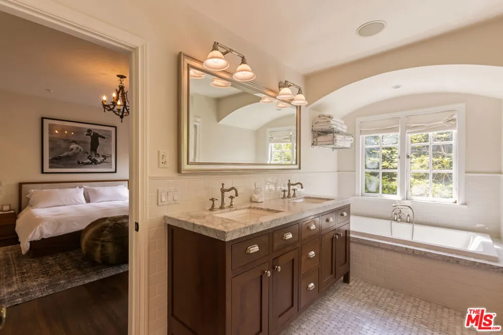 3145 La Suvida Drive Los Angeles, CA 90068