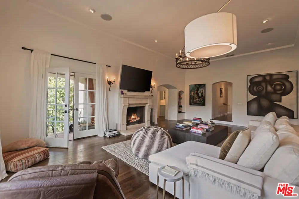 3145 La Suvida Drive Los Angeles, CA 90068