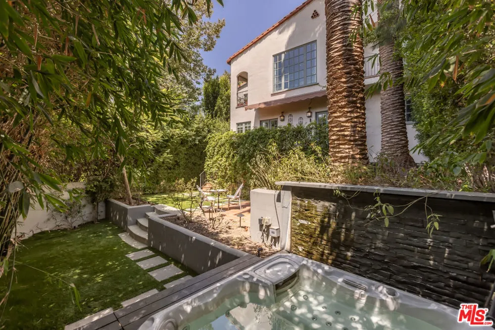 3145 La Suvida Drive Los Angeles, CA 90068