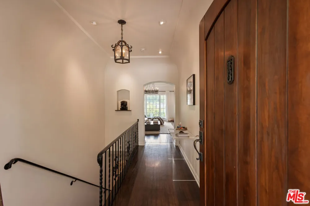 3145 La Suvida Drive Los Angeles, CA 90068