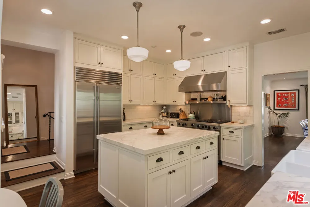3145 La Suvida Drive Los Angeles, CA 90068