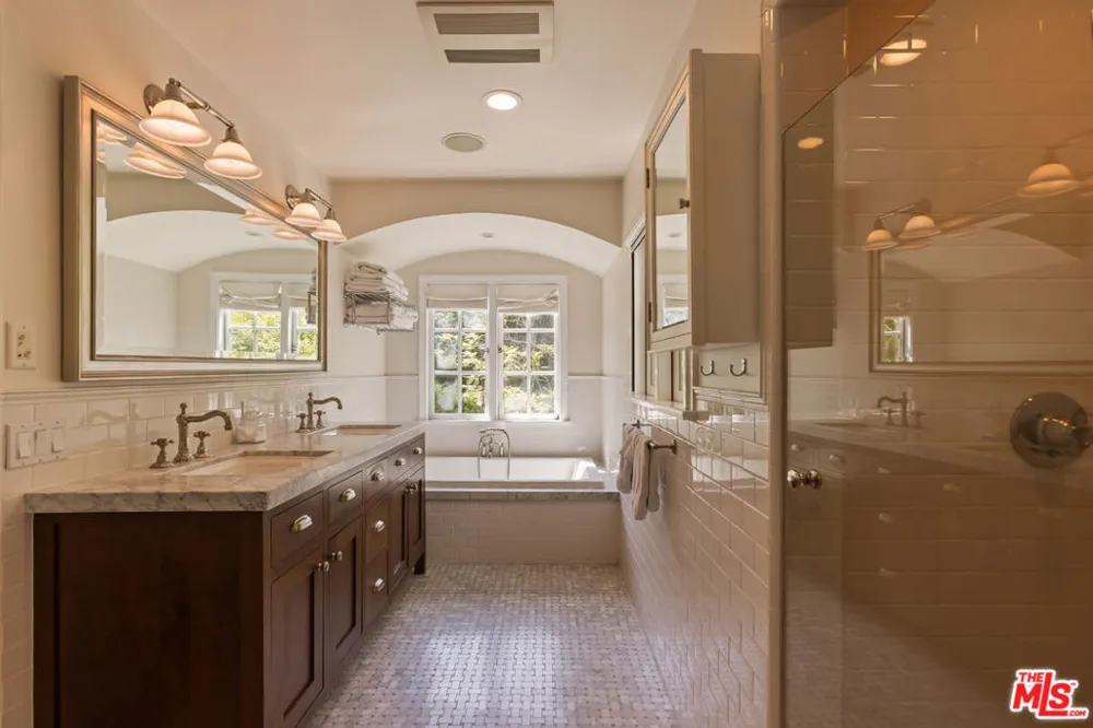 3145 La Suvida Drive Los Angeles, CA 90068