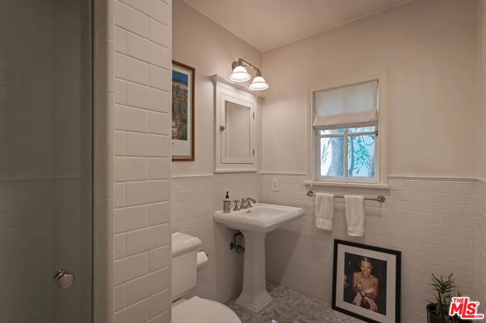 3145 La Suvida Drive Los Angeles, CA 90068