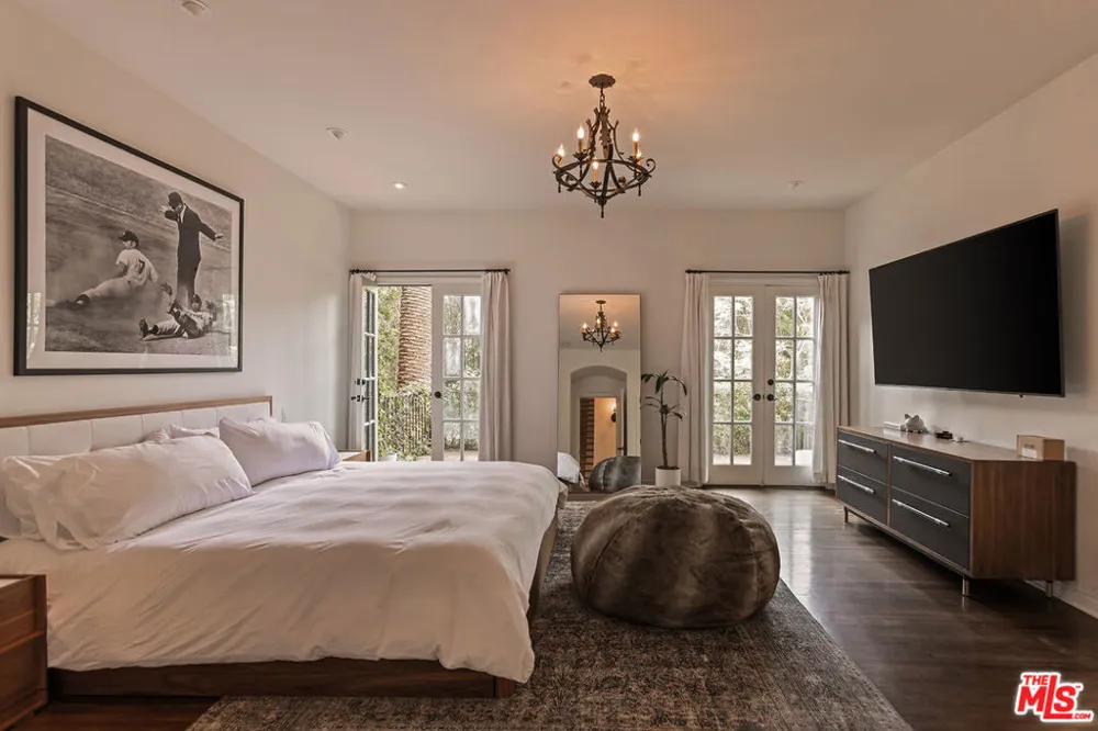 3145 La Suvida Drive Los Angeles, CA 90068