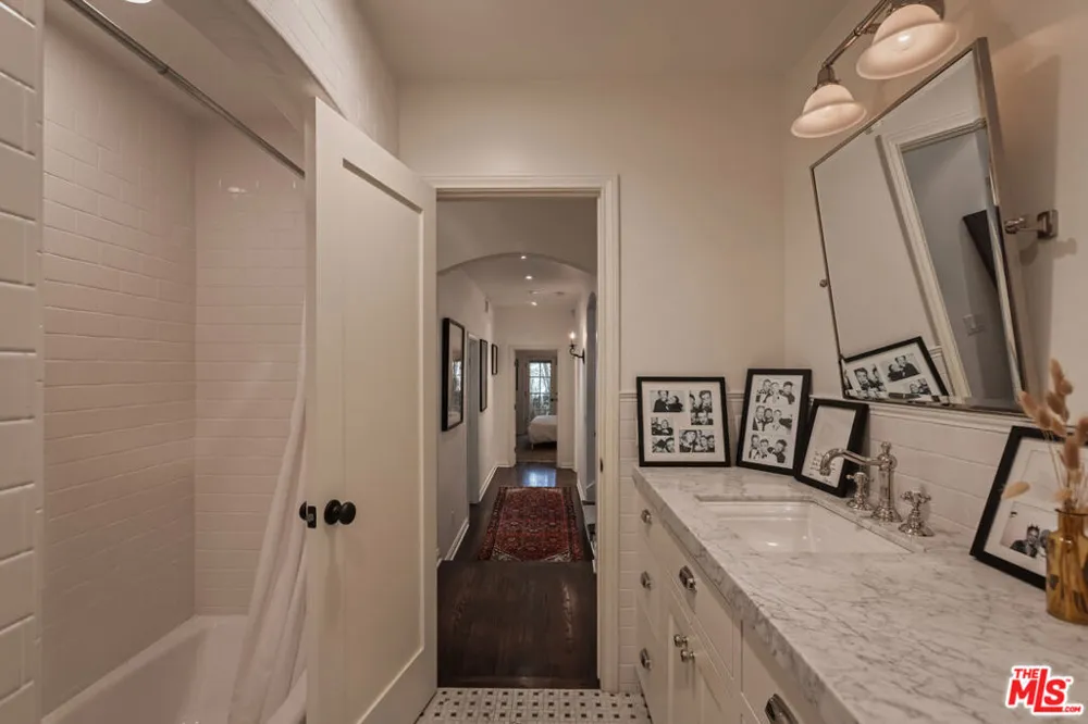 3145 La Suvida Drive Los Angeles, CA 90068