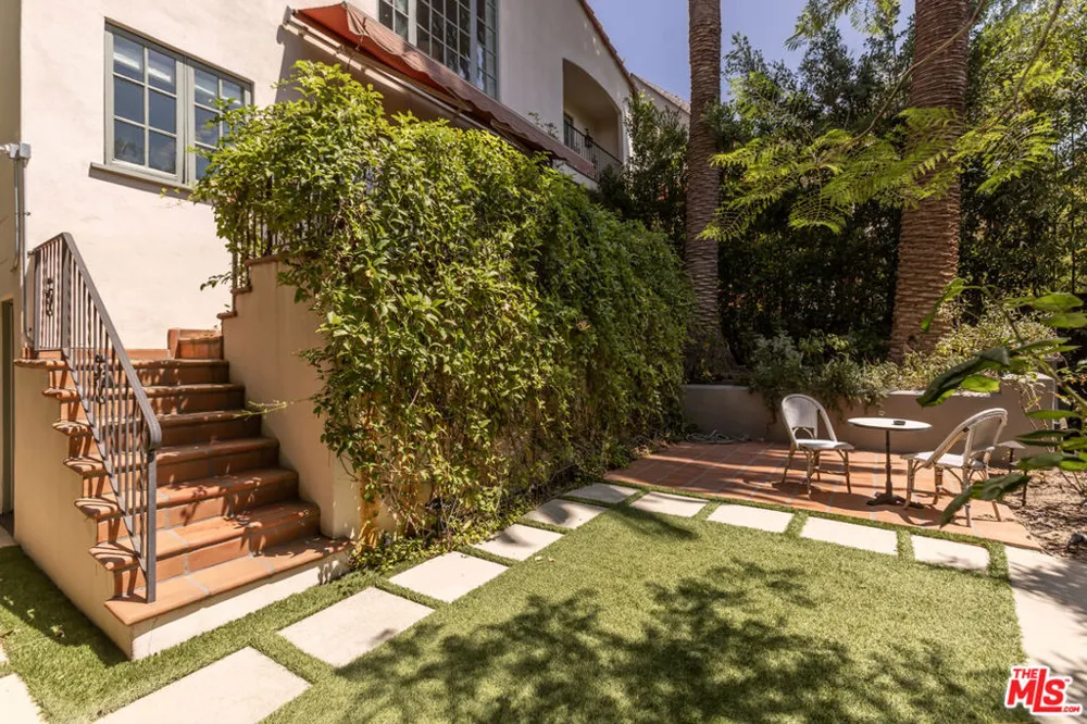 3145 La Suvida Drive Los Angeles, CA 90068