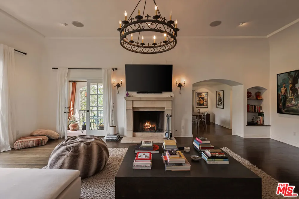 3145 La Suvida Drive Los Angeles, CA 90068