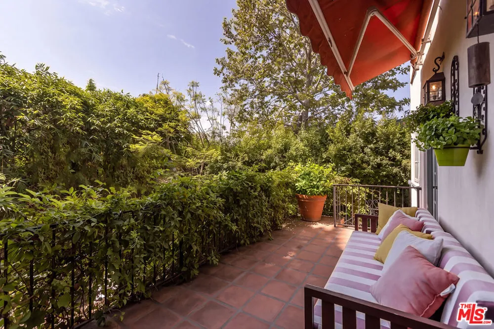 3145 La Suvida Drive Los Angeles, CA 90068