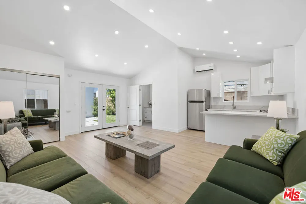 5822 Saloma Avenue Sherman Oaks, CA 91411