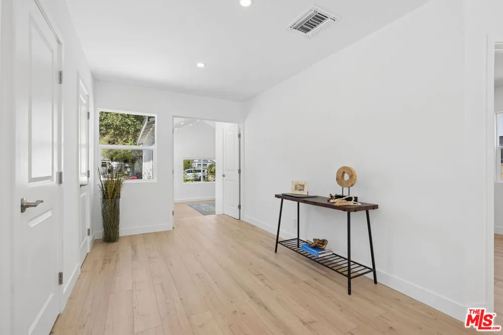 5822 Saloma Avenue Sherman Oaks, CA 91411