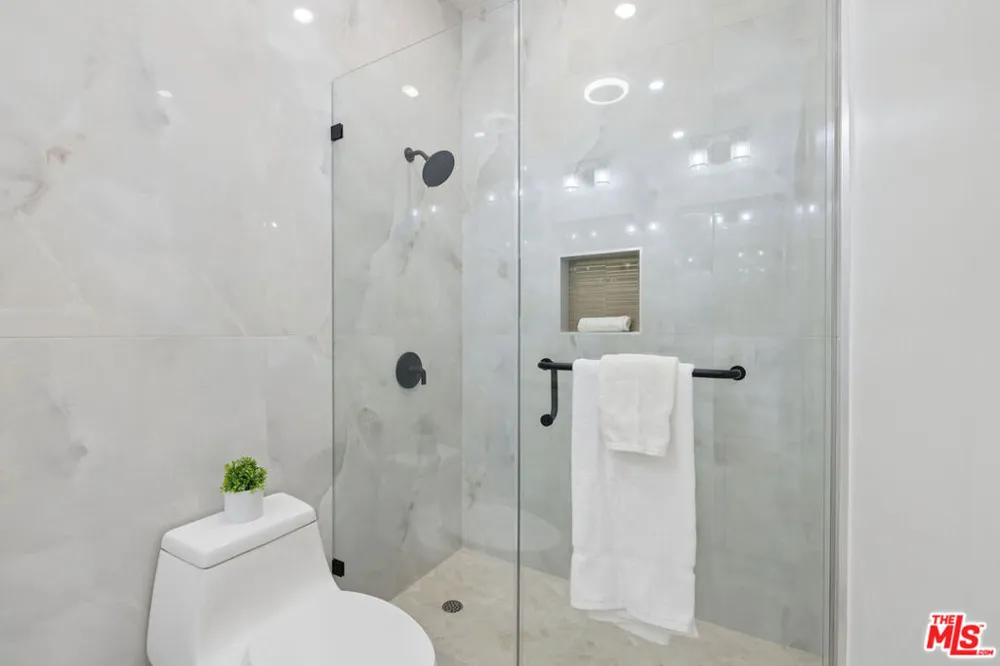 5822 Saloma Avenue Sherman Oaks, CA 91411