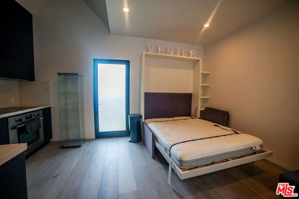 205 Venice Way Los Angeles, CA 90291