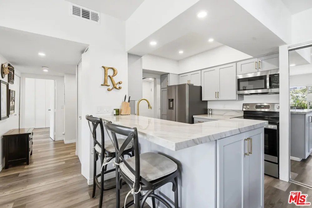 7135 Hollywood Boulevard #206 Los Angeles, CA 90046