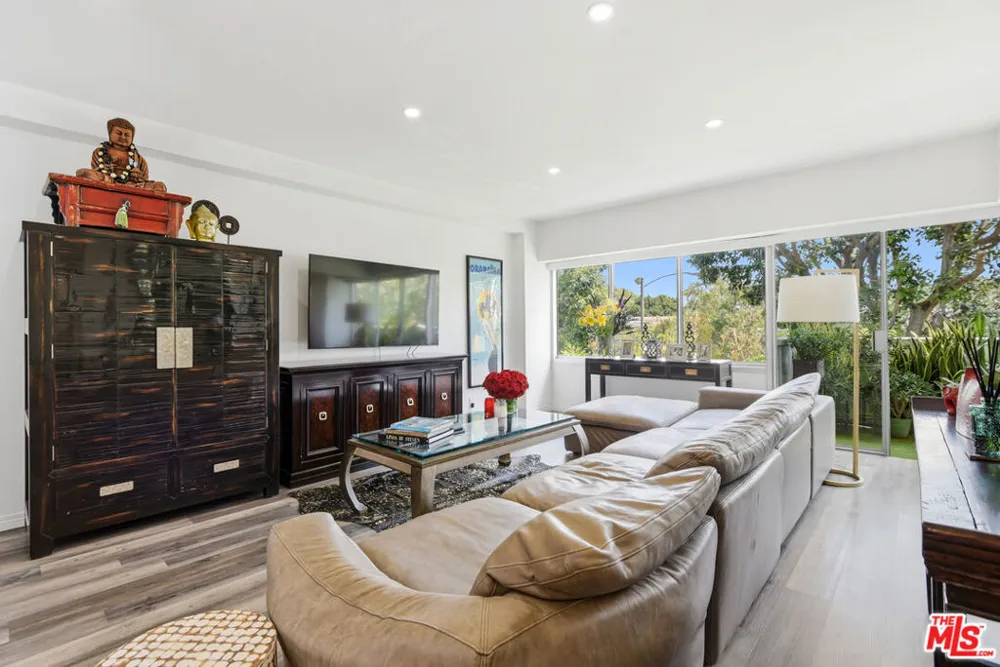 7135 Hollywood Boulevard #206 Los Angeles, CA 90046