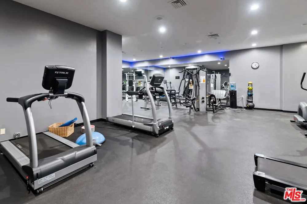 7135 Hollywood Boulevard #206 Los Angeles, CA 90046