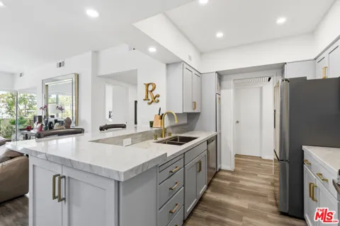 7135 Hollywood Boulevard #206