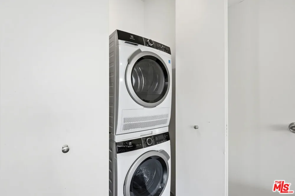 7135 Hollywood Boulevard #206 Los Angeles, CA 90046
