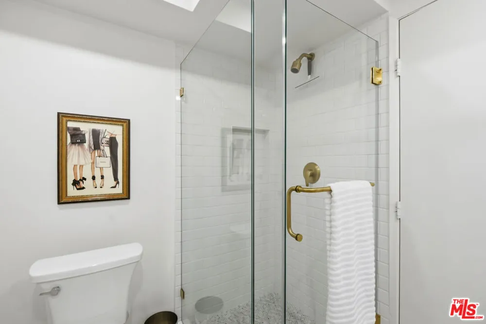 7135 Hollywood Boulevard #206 Los Angeles, CA 90046
