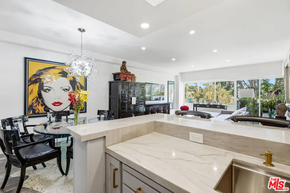 7135 Hollywood Boulevard #206 Los Angeles, CA 90046