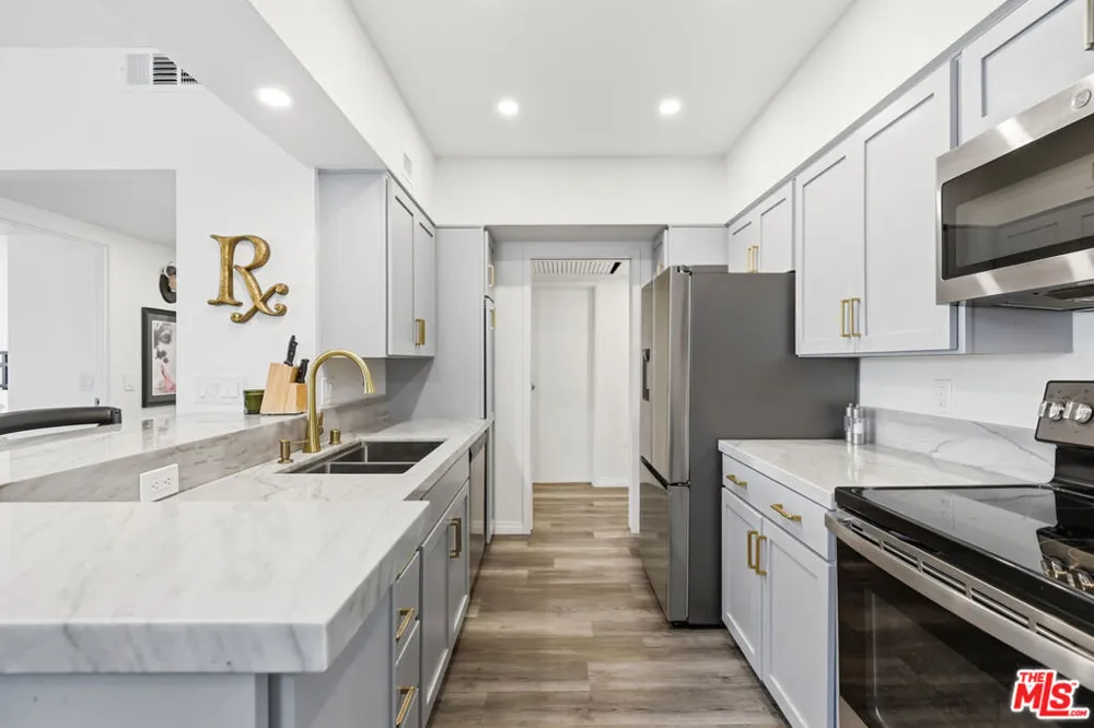7135 Hollywood Boulevard #206 Los Angeles, CA 90046