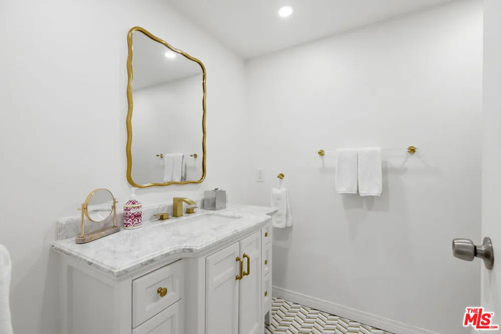 7135 Hollywood Boulevard #206 Los Angeles, CA 90046