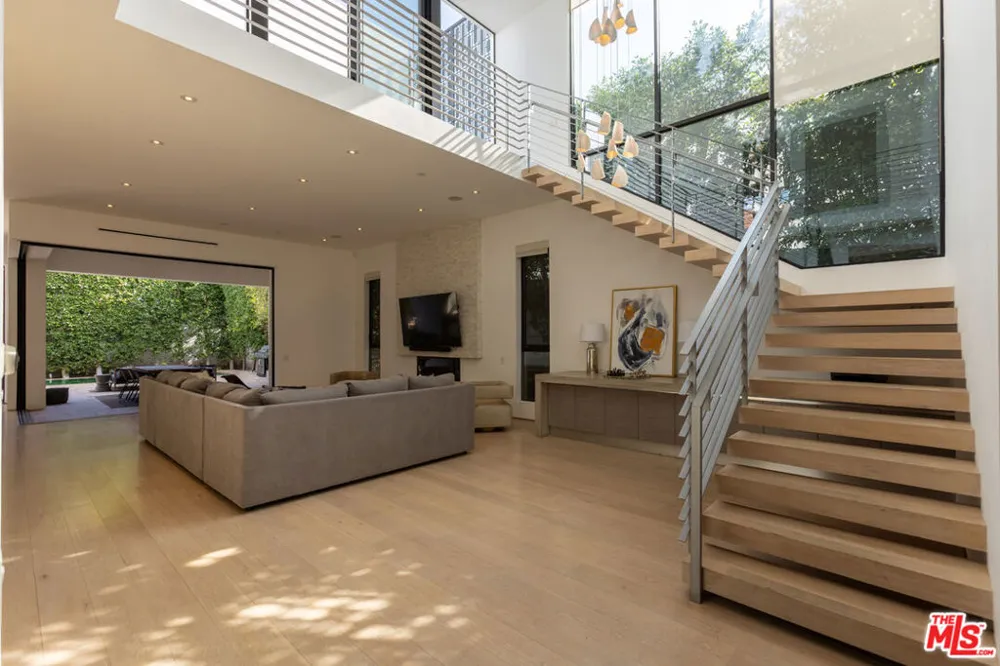 132 Laurel Avenue Los Angeles, CA 90048