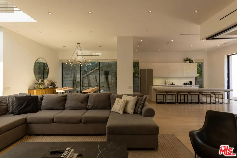 132 Laurel Avenue Los Angeles, CA 90048