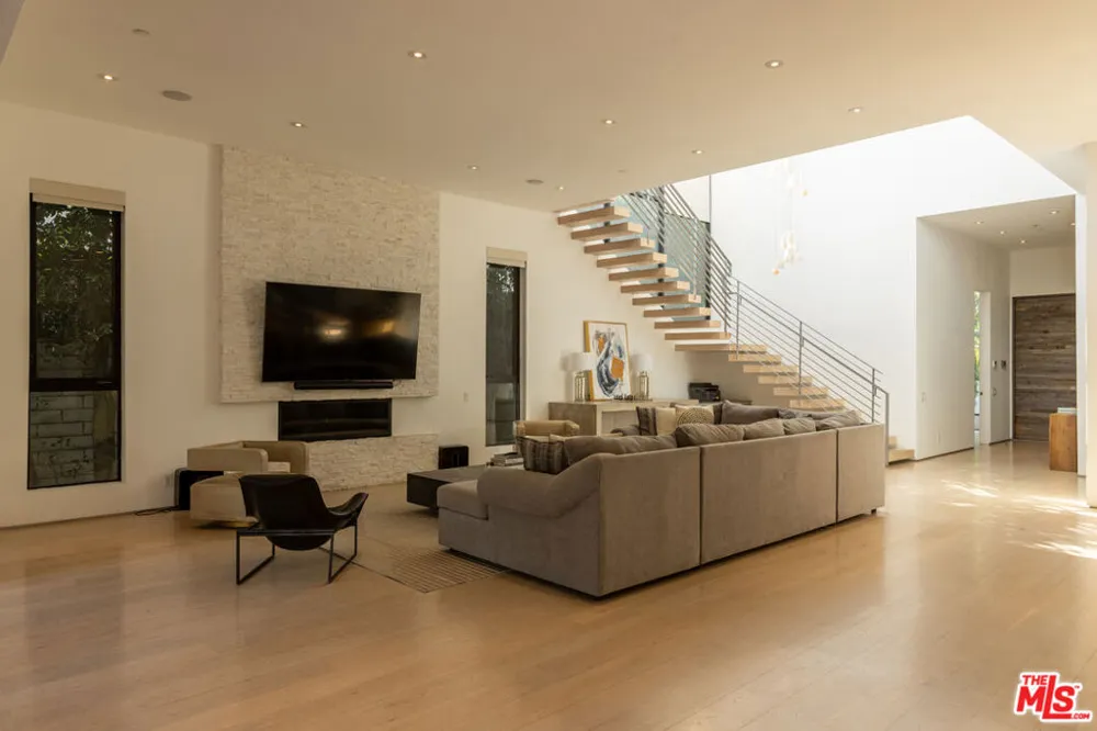 132 Laurel Avenue Los Angeles, CA 90048
