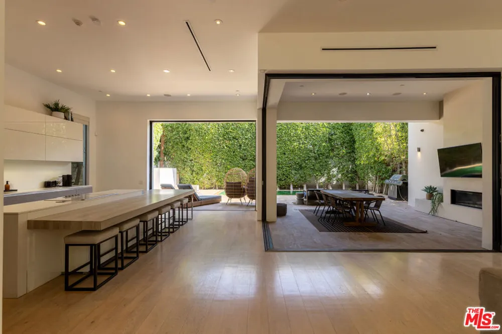 132 Laurel Avenue Los Angeles, CA 90048