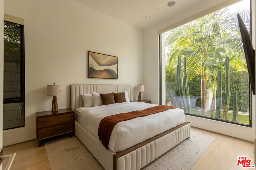 132 Laurel Avenue Los Angeles, CA 90048