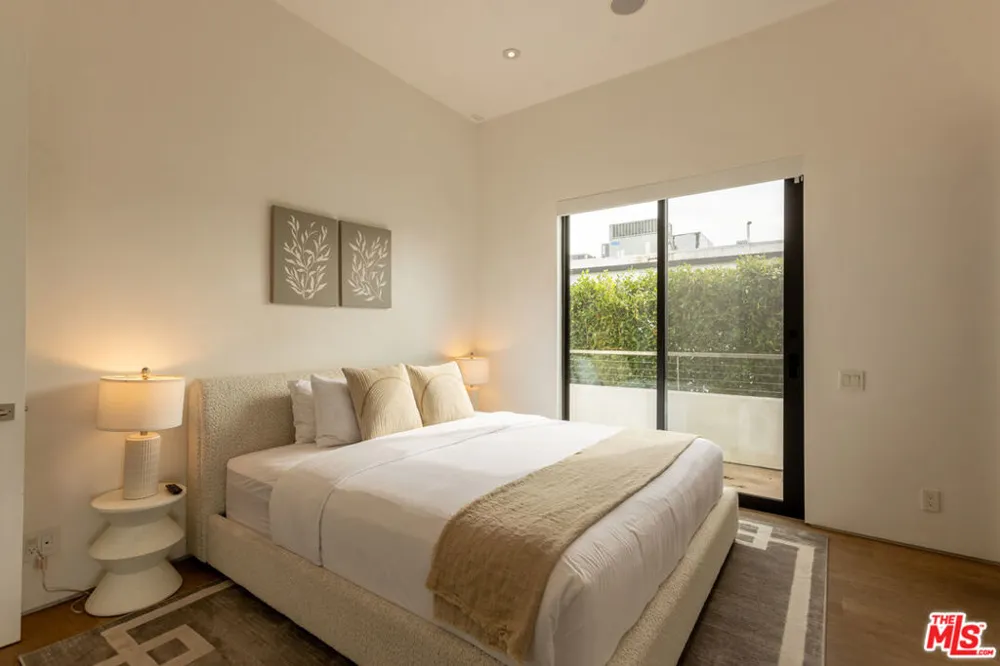 132 Laurel Avenue Los Angeles, CA 90048