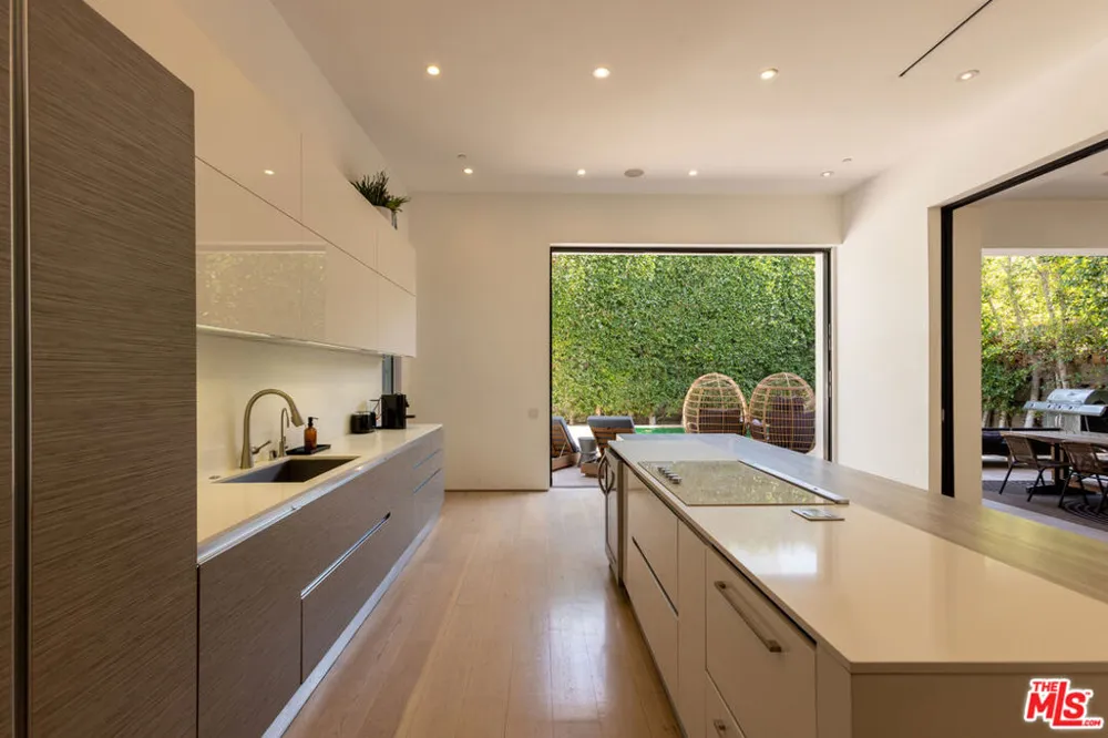 132 Laurel Avenue Los Angeles, CA 90048