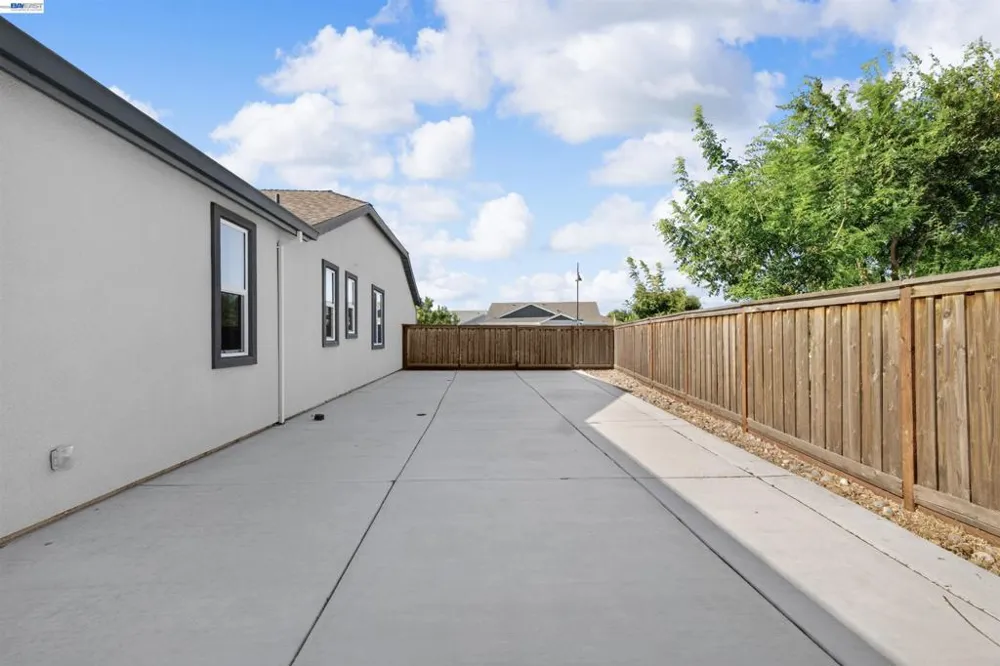 619 Heathridge Street Manteca, CA 95336