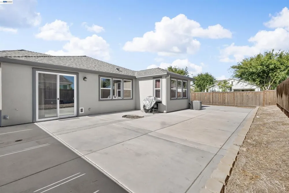 619 Heathridge Street Manteca, CA 95336