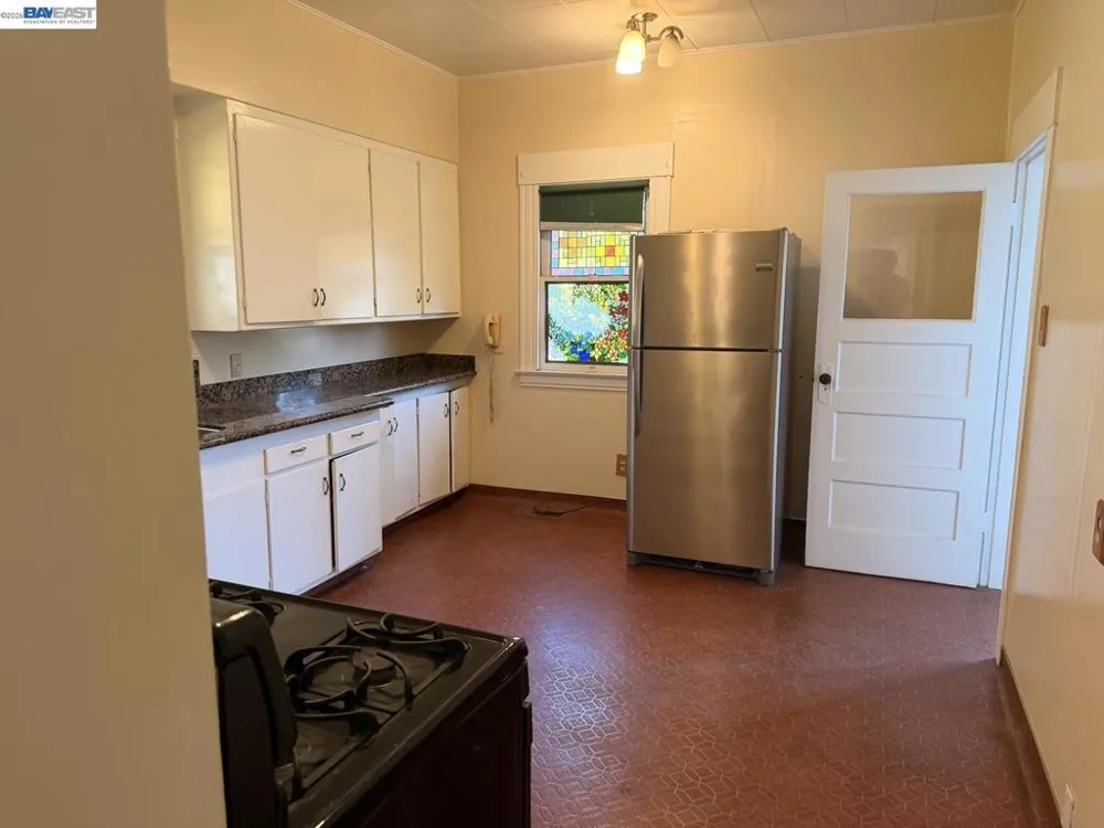 2105 Encinal Ave Alameda, CA 94501