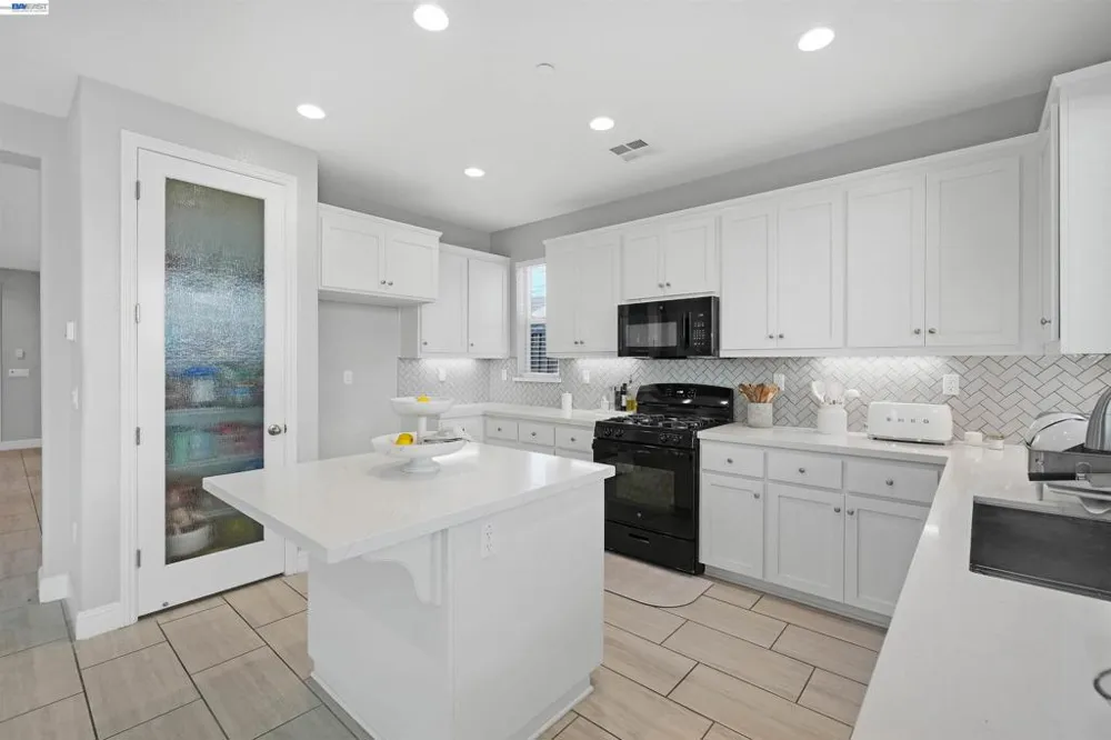 3001 Aragon Dr Pittsburg, CA 94565