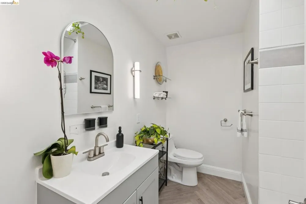 2316 Lakeshore Ave #8 Oakland, CA 94606