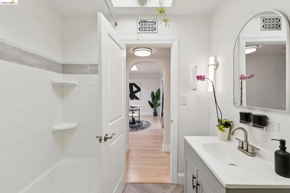 2316 Lakeshore Ave #8 Oakland, CA 94606