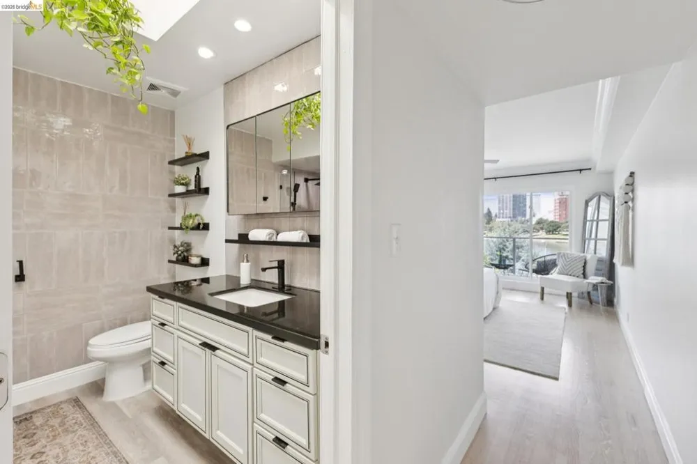 2316 Lakeshore Ave #8 Oakland, CA 94606