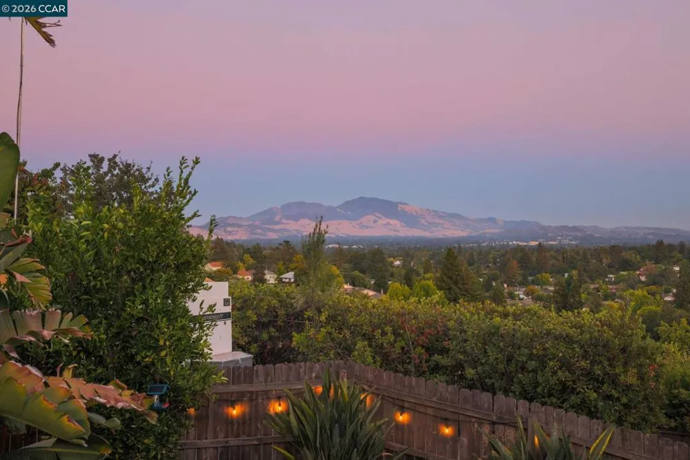 566 Webster Dr Martinez, CA 94553