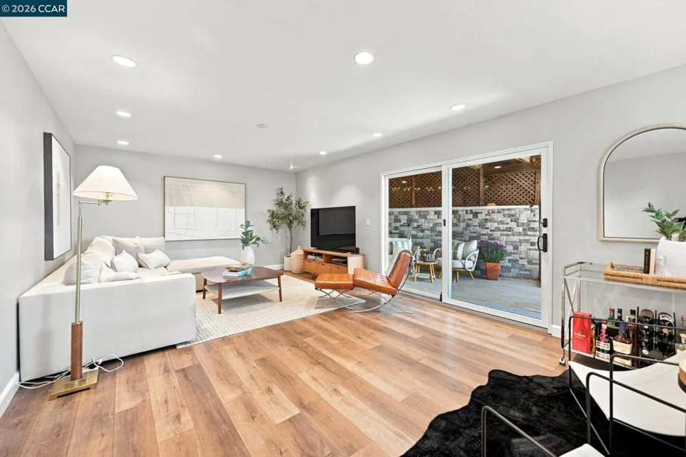 566 Webster Dr Martinez, CA 94553