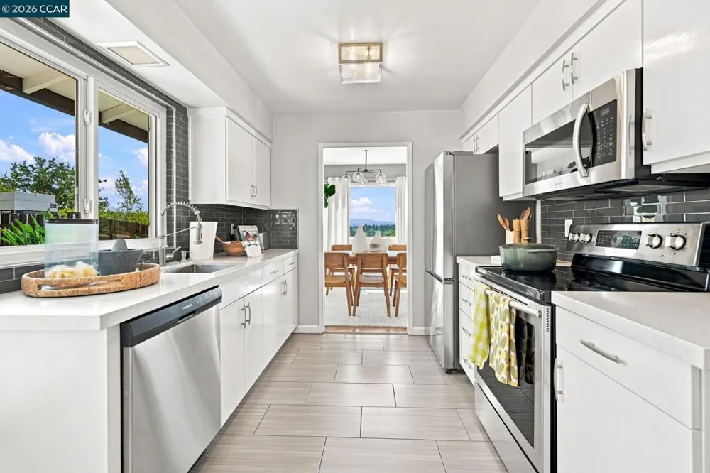 566 Webster Dr Martinez, CA 94553