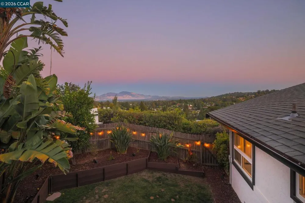 566 Webster Dr Martinez, CA 94553