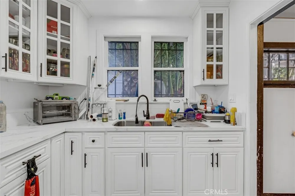 2081 Summit Altadena, CA 91001