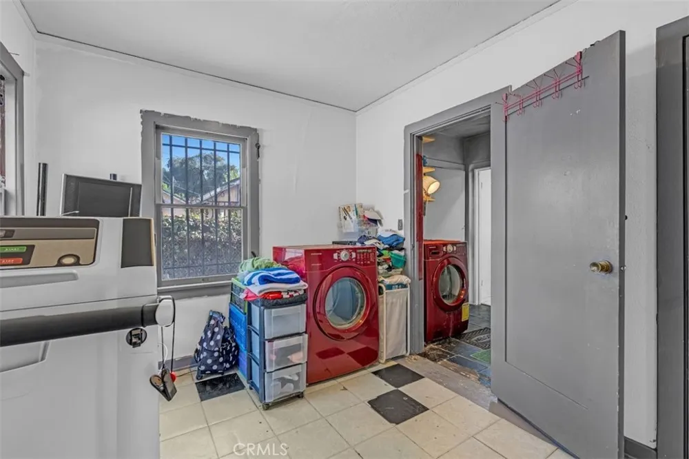 2081 Summit Altadena, CA 91001