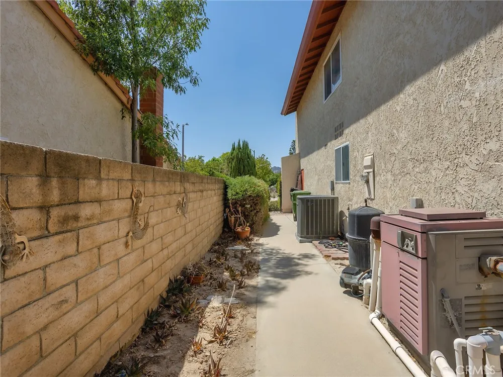10634 Deering Avenue Chatsworth, CA 91311