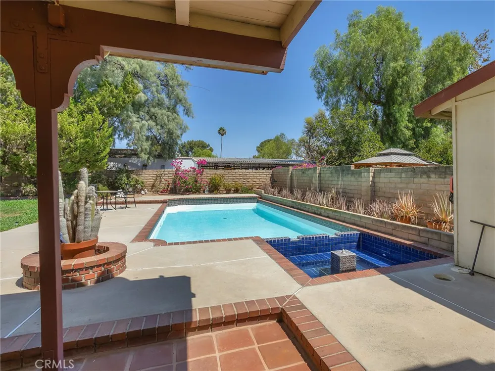 10634 Deering Avenue Chatsworth, CA 91311