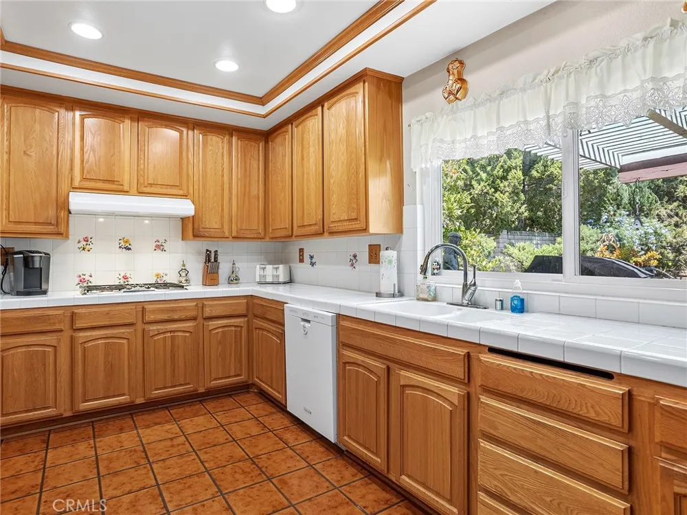 10634 Deering Avenue Chatsworth, CA 91311