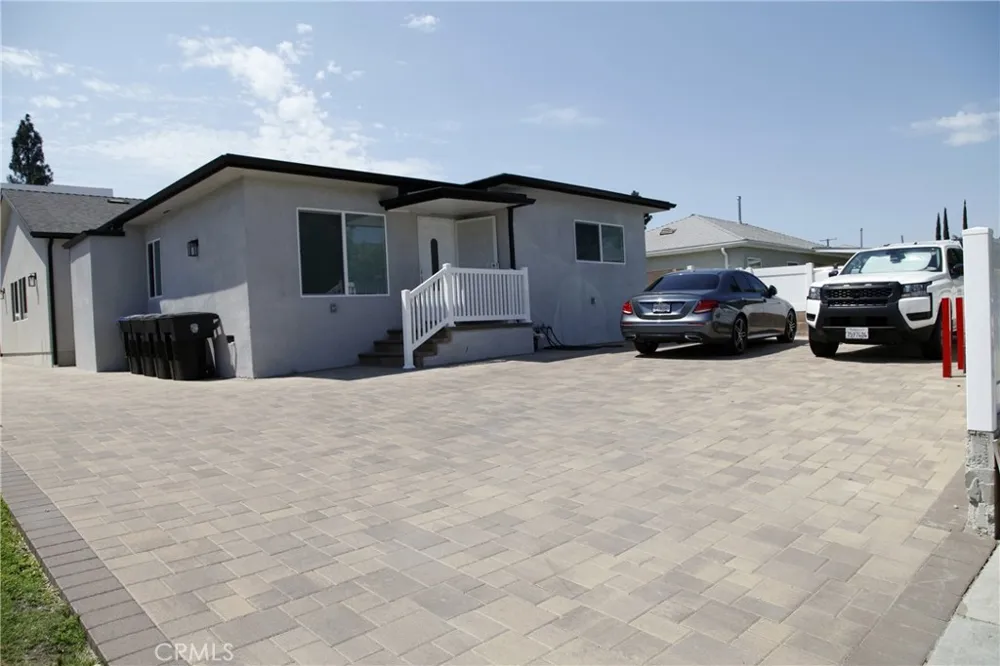 2251 Catalina Street Burbank, CA 91207